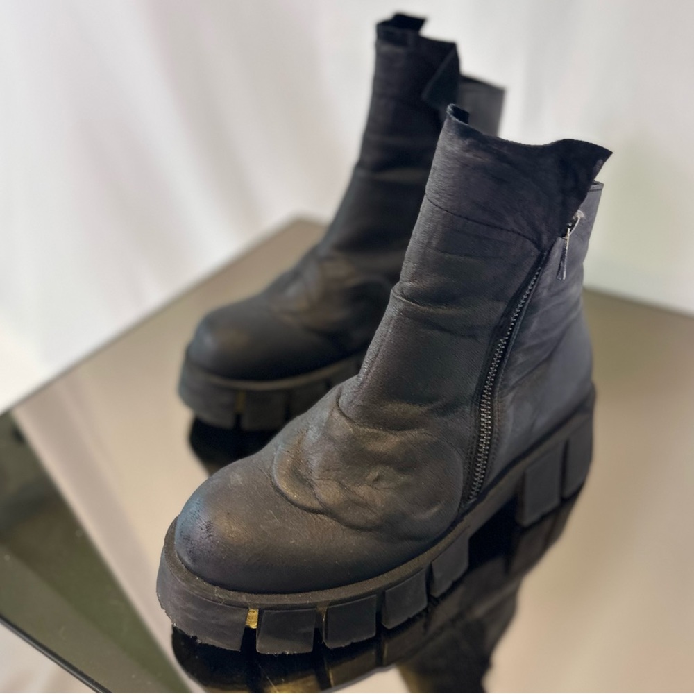 Black boots worn once